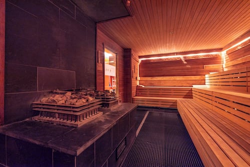 Een sauna, een stoombad, sportmassages, massagebehandelingen