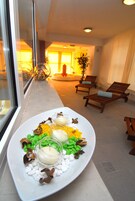 Un sauna, una bañera de hidromasaje