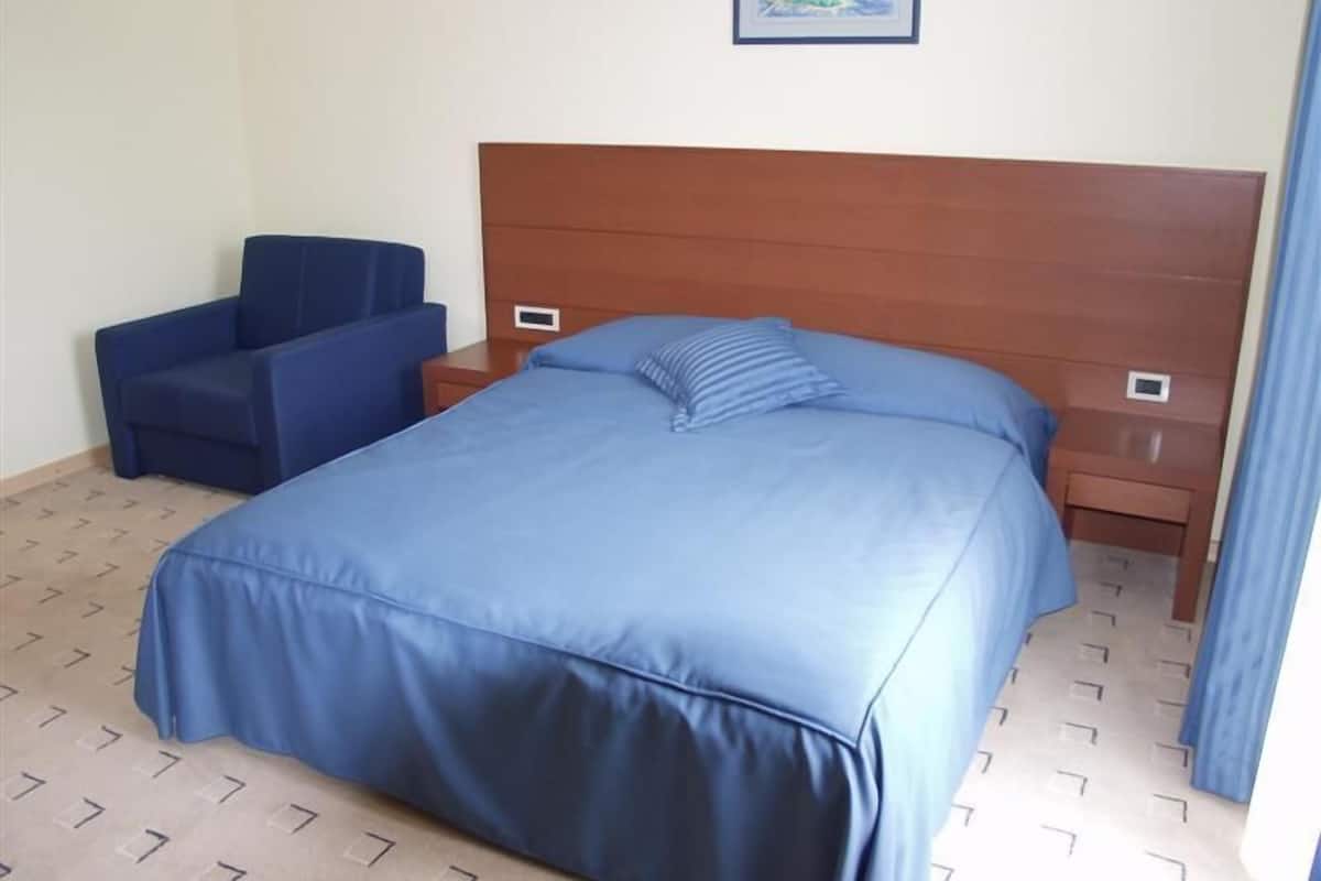 Double Room, Sea Facing | Minibar, in-room safe, desk, blackout drapes