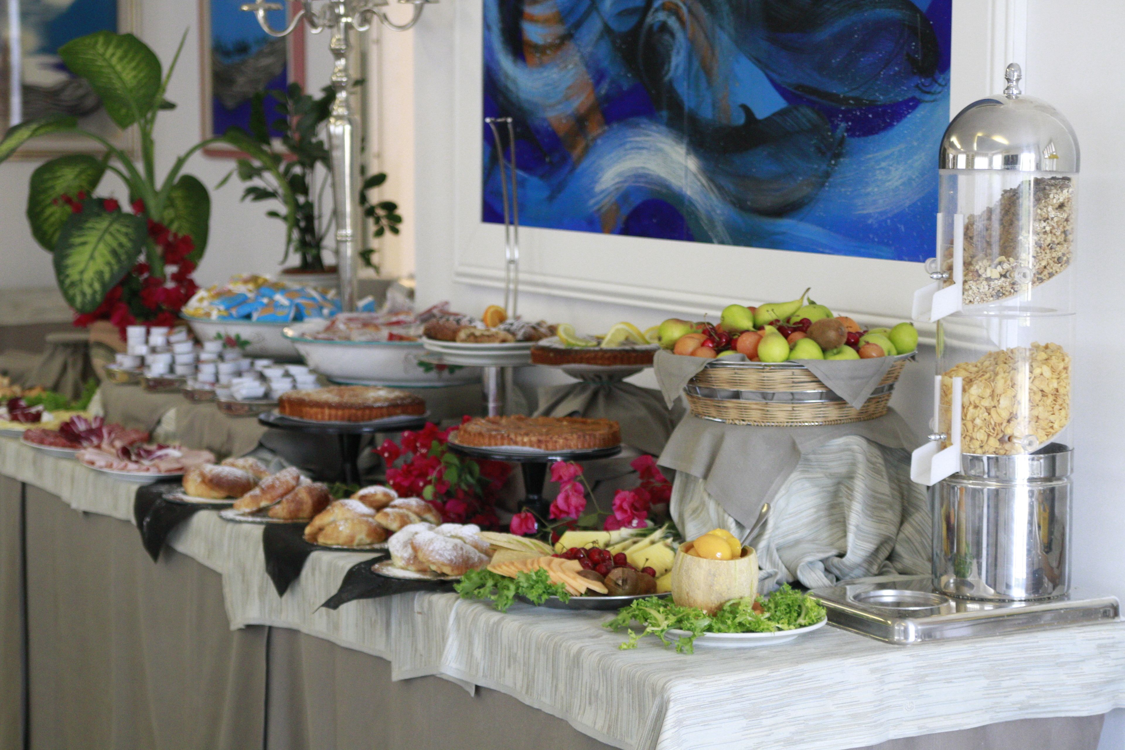 Daily continental breakfast (EUR 8 per person)
