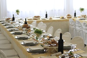 Breakfast, lunch and dinner served - Hotel Califfo (Quartu Sant'Elena)