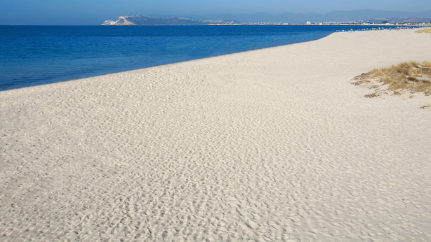 A beach with a clear view of the sea and distant mountains. - Hotel Califfo (Quartu Sant'Elena)