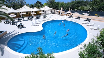 Utomhuspool, parasoller och solstolar