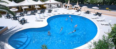 Outdoor pool, pool umbrellas, sun loungers