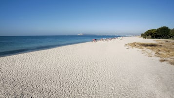 Una spiaggia nelle vicinanze