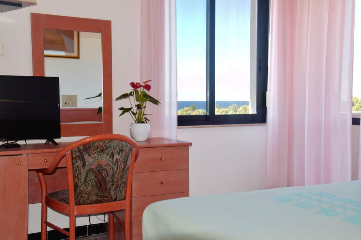 Junior Suite | Minibar, in-room safe, desk, blackout drapes