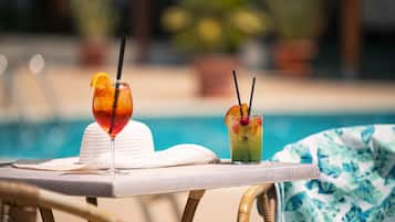 Bar junto a la piscina