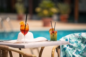 Bar junto a la piscina