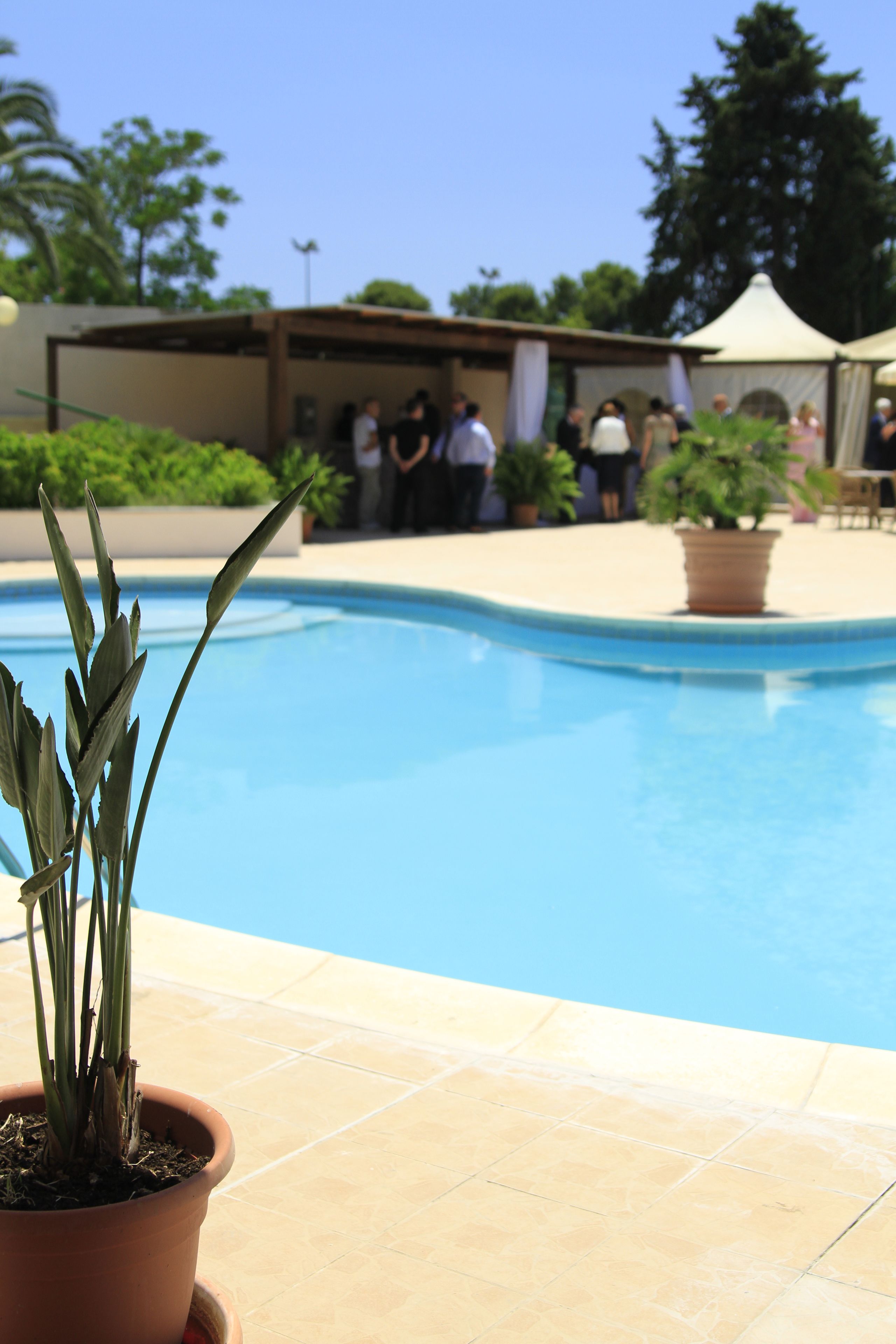 Außenpool, Sonnenschirme, Liegestühle