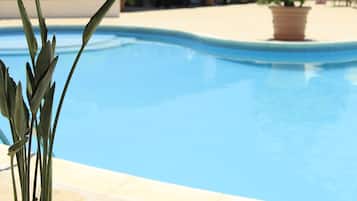Piscine extérieure, parasols de plage, chaises longues