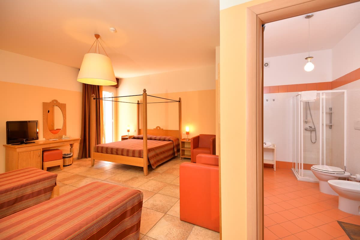 quadruple room | minibar, desk, blackout curtains, soundproofing