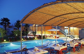 A poolside restaurant with outdoor seating, a covered area, and a staircase leading to an upper level. - Il Tabacchificio Hotel (Gagliano del Capo)