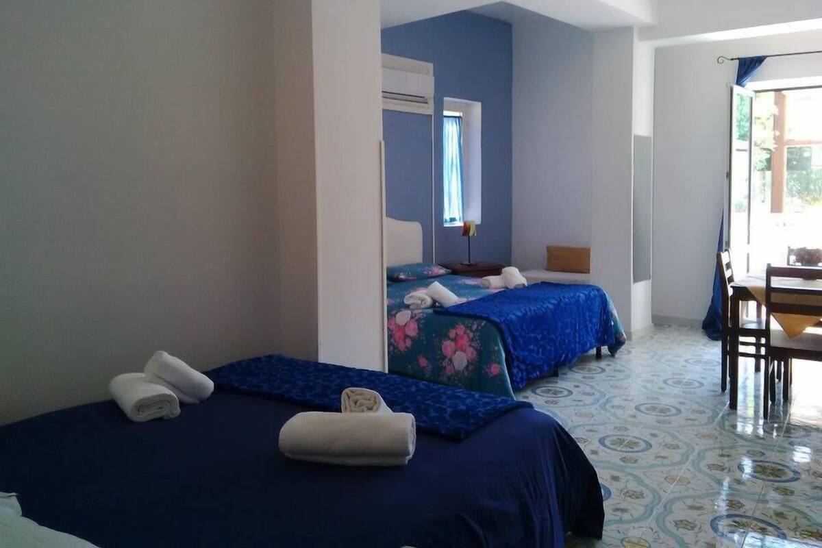 Habitación cuádruple, 1 cama doble con sofá cama | Caja fuerte, cunas (de pago), wifi
