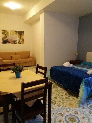 Safe på rommet, barnesenger og wi-fi (mot et tillegg)