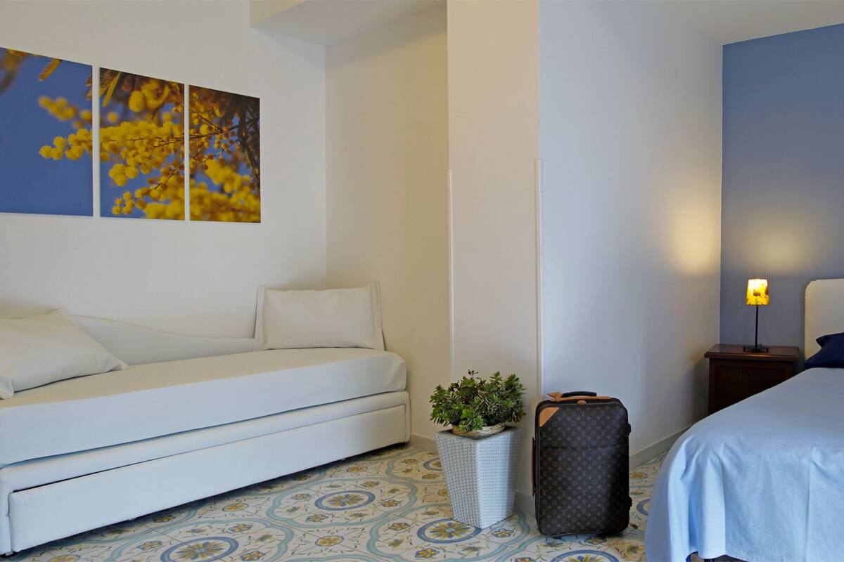 Habitación triple, varias camas | Caja fuerte, cunas (de pago), wifi
