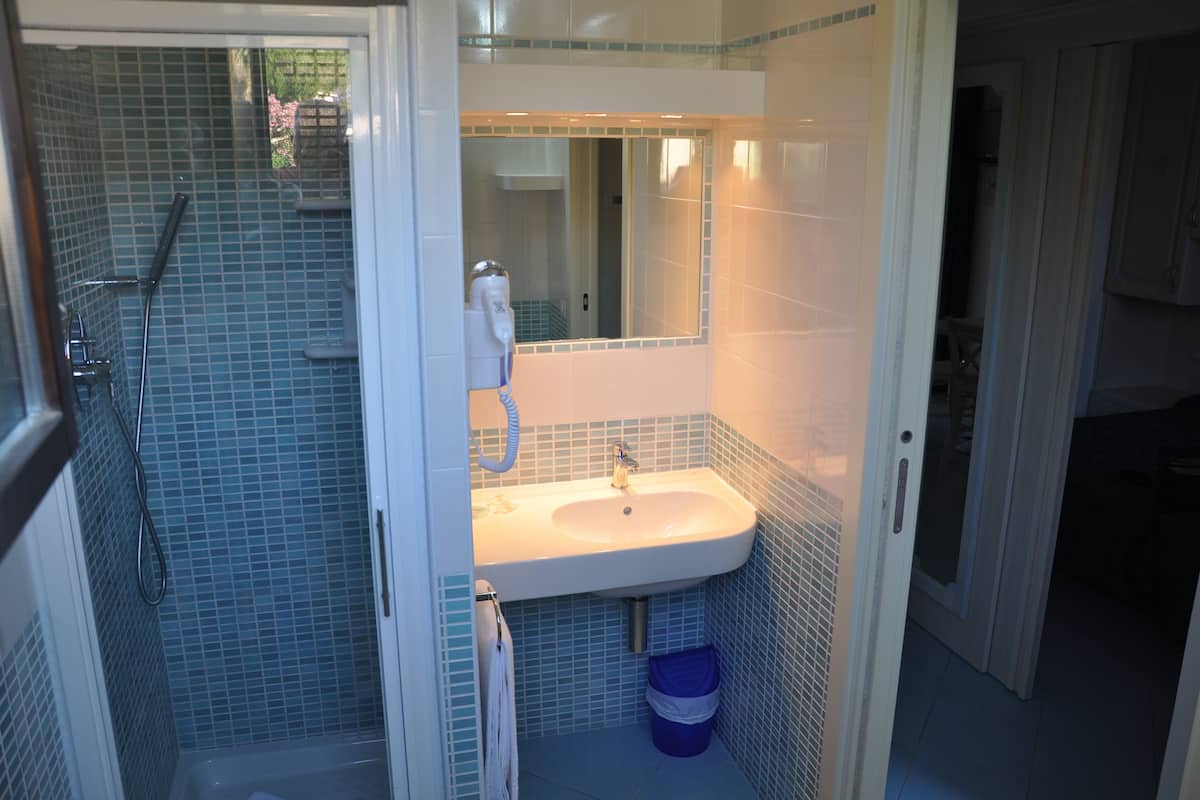 shower, free toiletries, towels