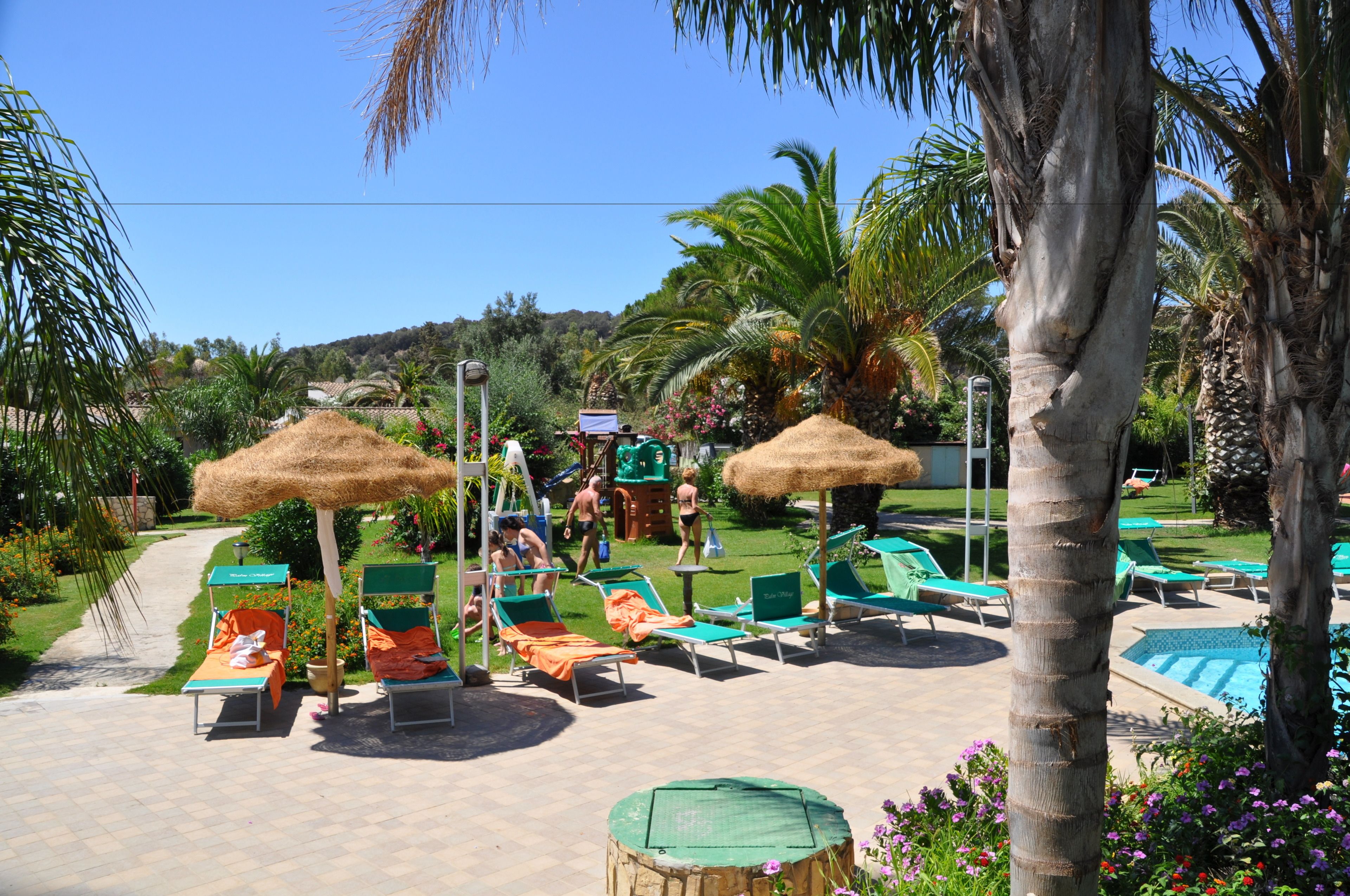 Piscina stagionale all'aperto, ombrelloni da piscina, lettini