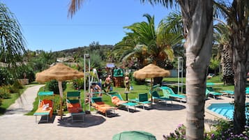 Piscina stagionale all'aperto, ombrelloni da piscina, lettini