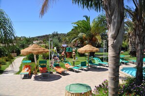 Seasonal outdoor pool, pool umbrellas, sun loungers - Green Village Resort (Villasimius)