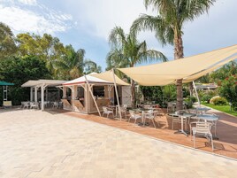 Bar junto a la piscina