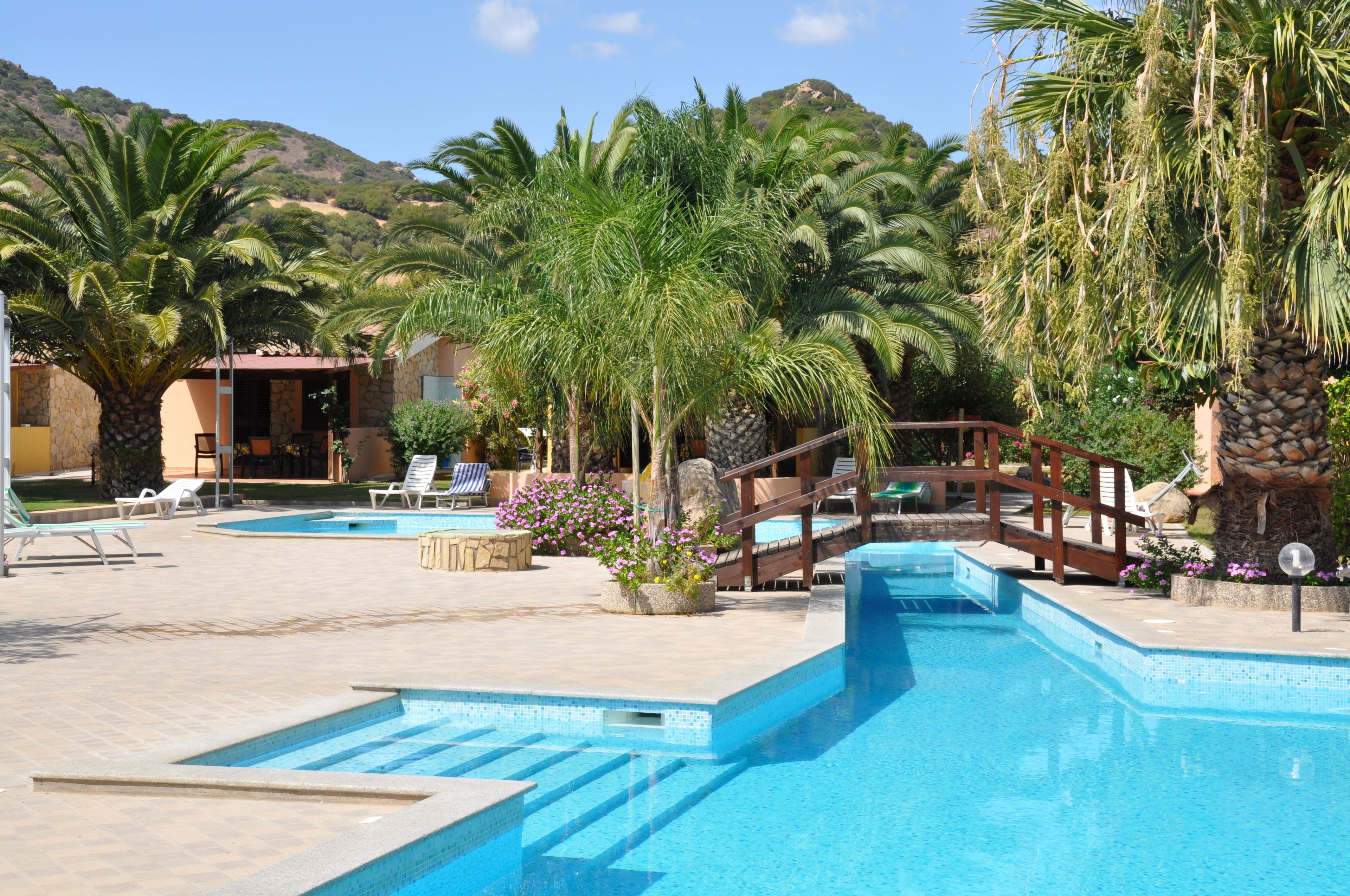 Piscine extérieure (ouverte en saison), parasols de plage