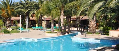 Een seizoensgebonden buitenzwembad en parasols bij het zwembad