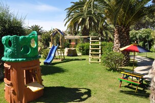 Área de juegos infantiles al aire libre