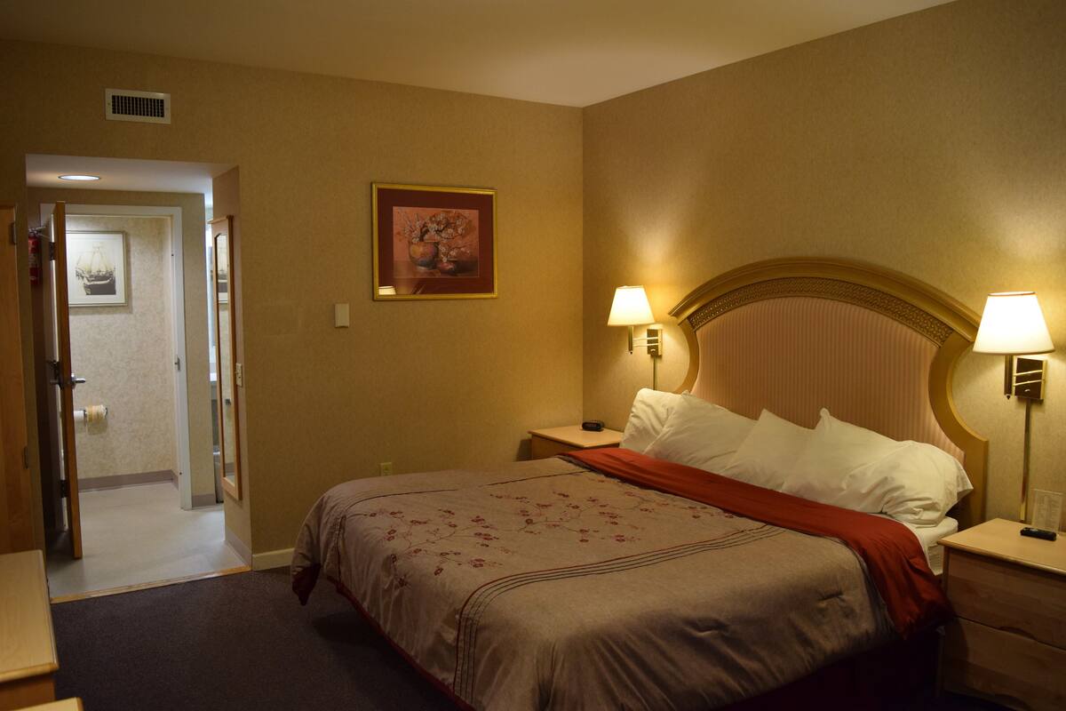 Standard Room, 1 Katil Raja (King) | Peralatan tempat tidur premium, dihias secara berasingan