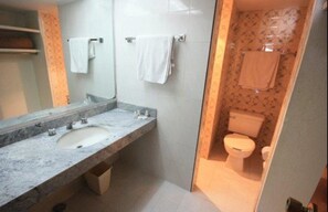 Chambre Double Standard | Lavabo de la salle de bain