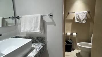 Standard Double Room | Bathroom | Shower, towels