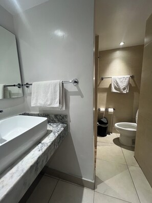 Quarto casal standard | Banheiro | Chuveiro, toalhas de banho