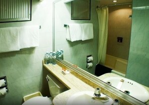 套房, 2 张双人床 | 卫生间洗手盆