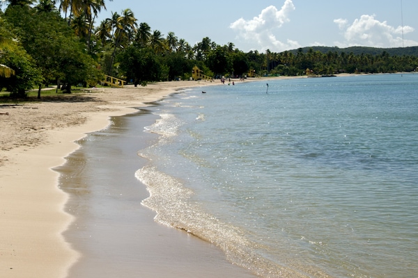 Beach nearby, white sand, beach towels