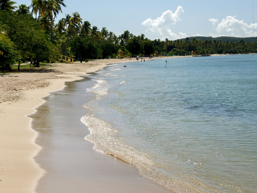 Vlak bij het strand, wit zand, strandlakens
