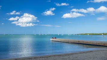 Vlak bij het strand, wit zand, strandlakens