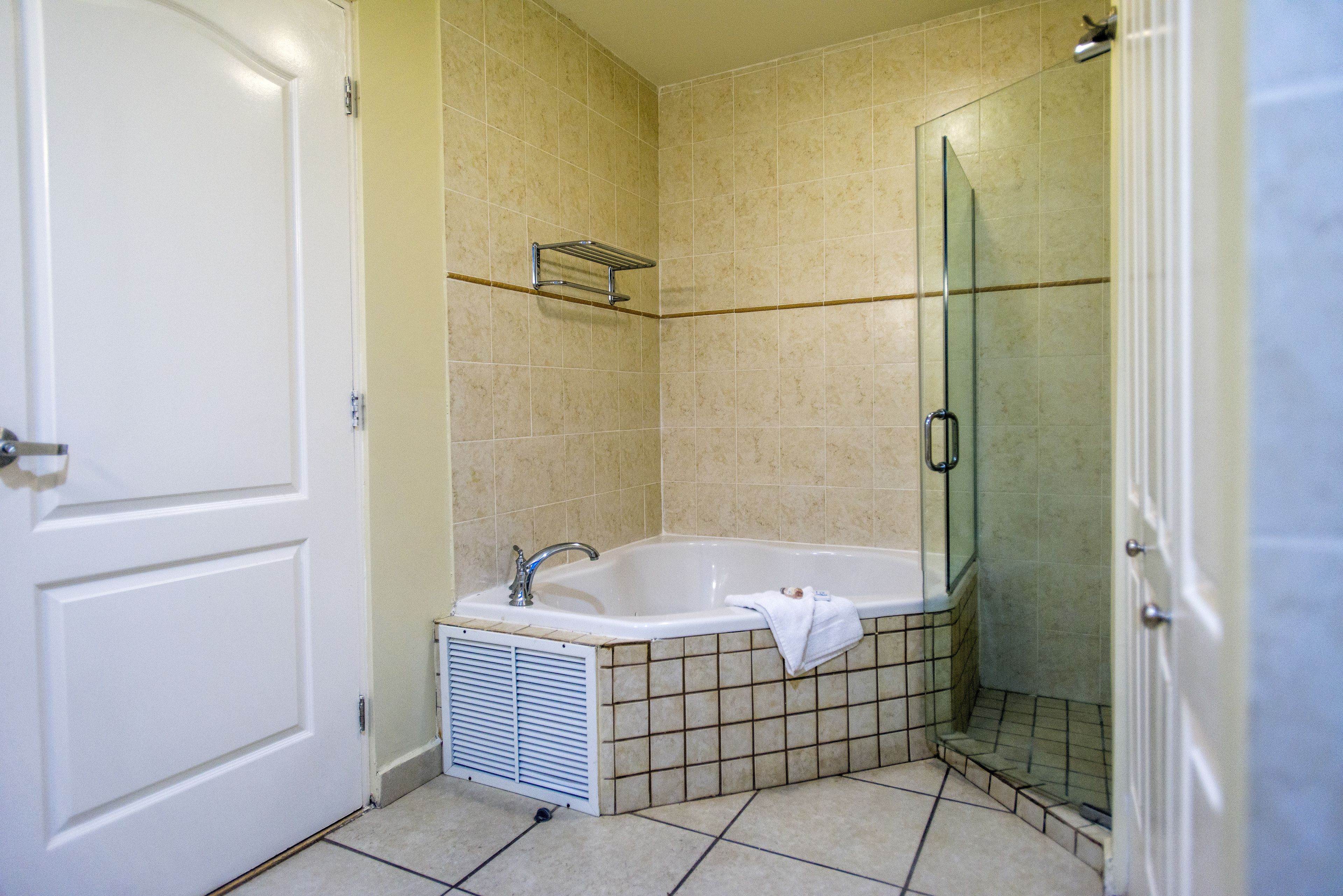 suite, 2 bedrooms | bathroom | free toiletries, hair dryer, towels