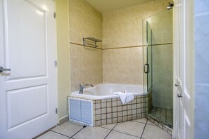Suite, 2 Bedrooms | Bilik Mandi | Kelengkapan dandanan diri percuma, pengering rambut, tuala disediakan 