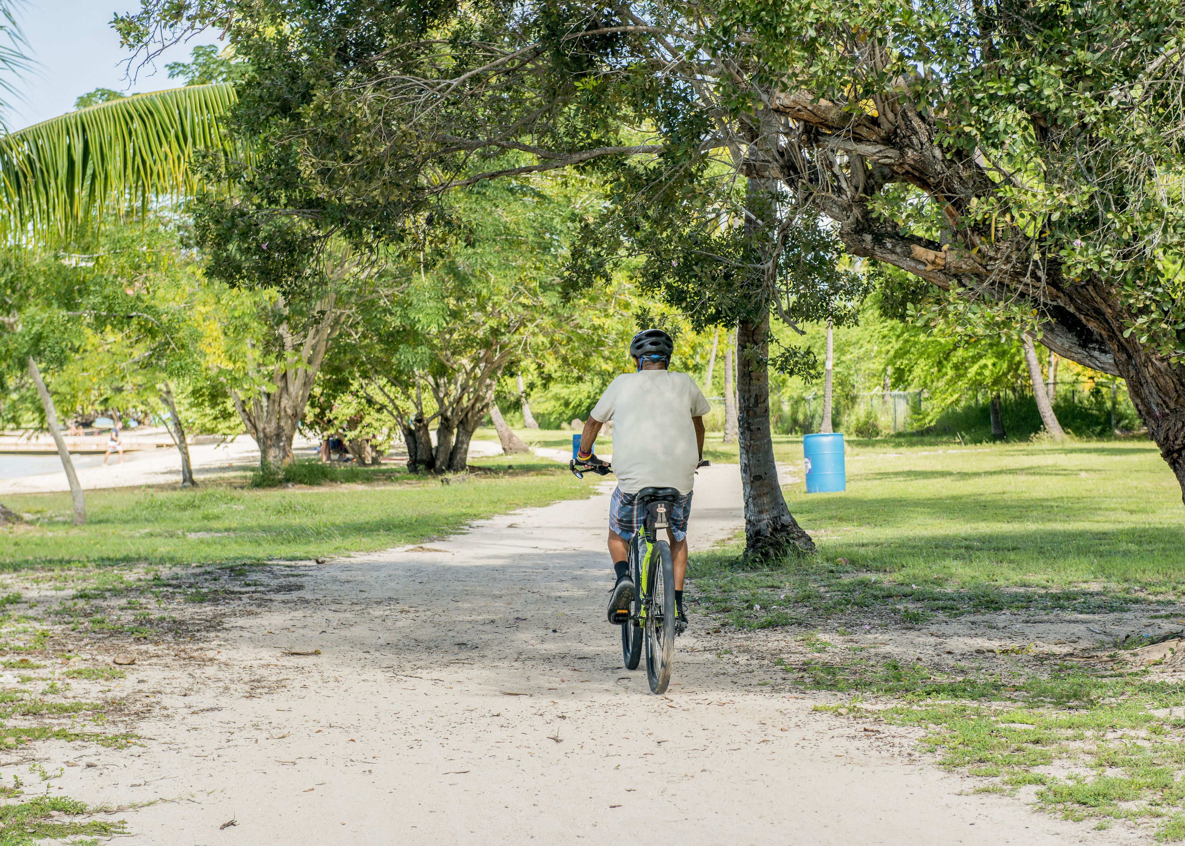 beach nearby, white sand, beach towels