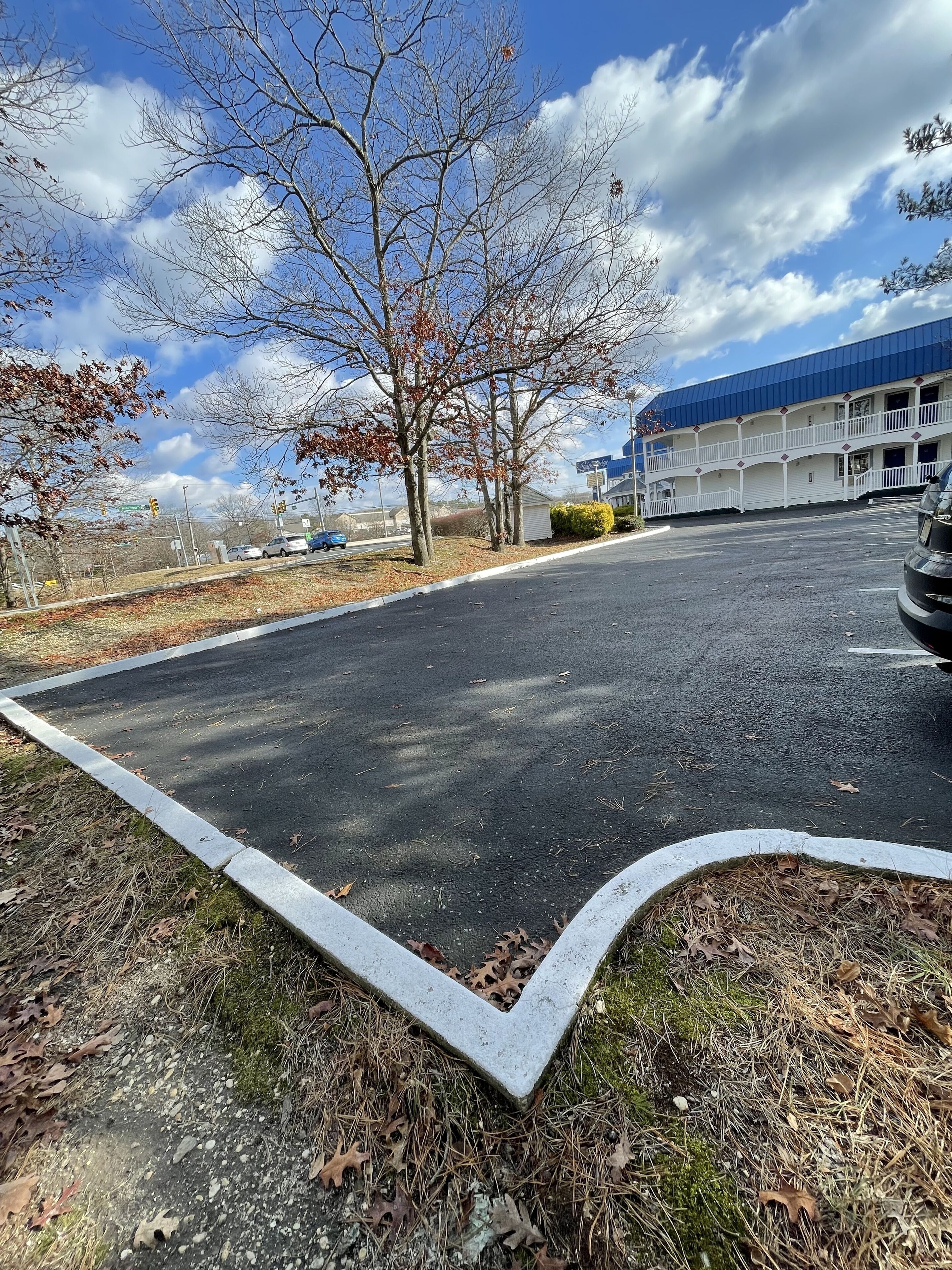 Un parking avec un bâtiment en arrière-plan.