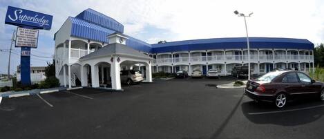 A SuperLodge hotel with a central courtyard, multiple balconies, and a parking lot.