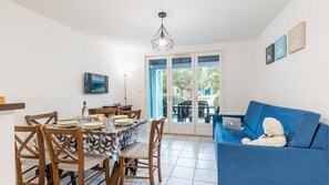 50-cm flat-screen TV with digital channels, TV - Madame Vacances Residence Les Rives Marines (Le Teich)