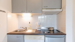 Réfrigérateur, micro-ondes, plaque de cuisson, lave-vaisselle