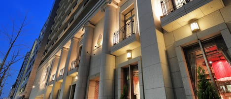 Facciata della struttura - sera/notte