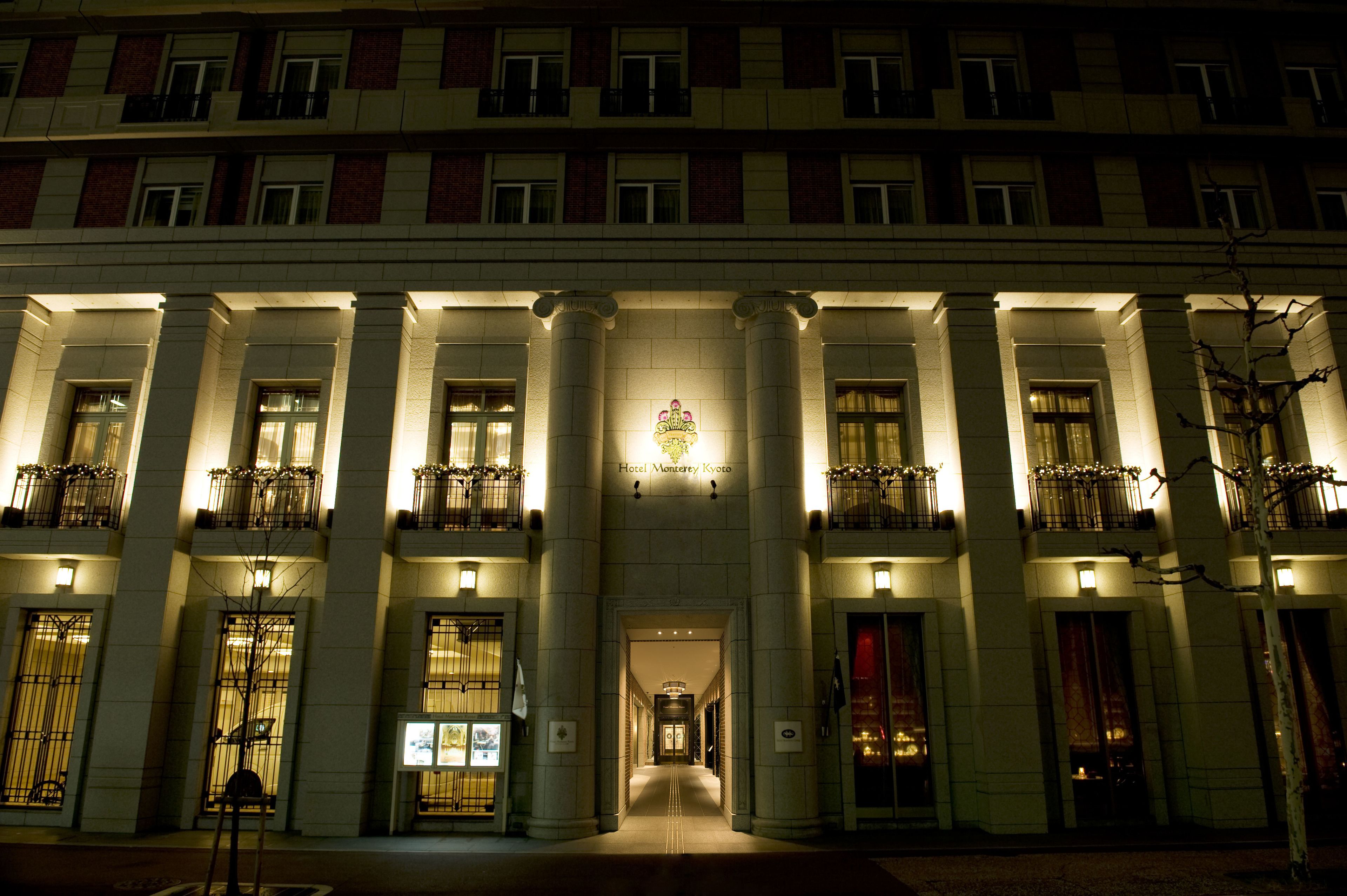 Vista frontal de la propiedad por la tarde o noche