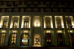 Fachada da propriedade à noite