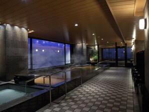 Een sauna, een bubbelbad, een stoombad, een modderbad