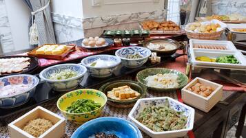 Een buffet met diverse gerechten en kommen vol eten.