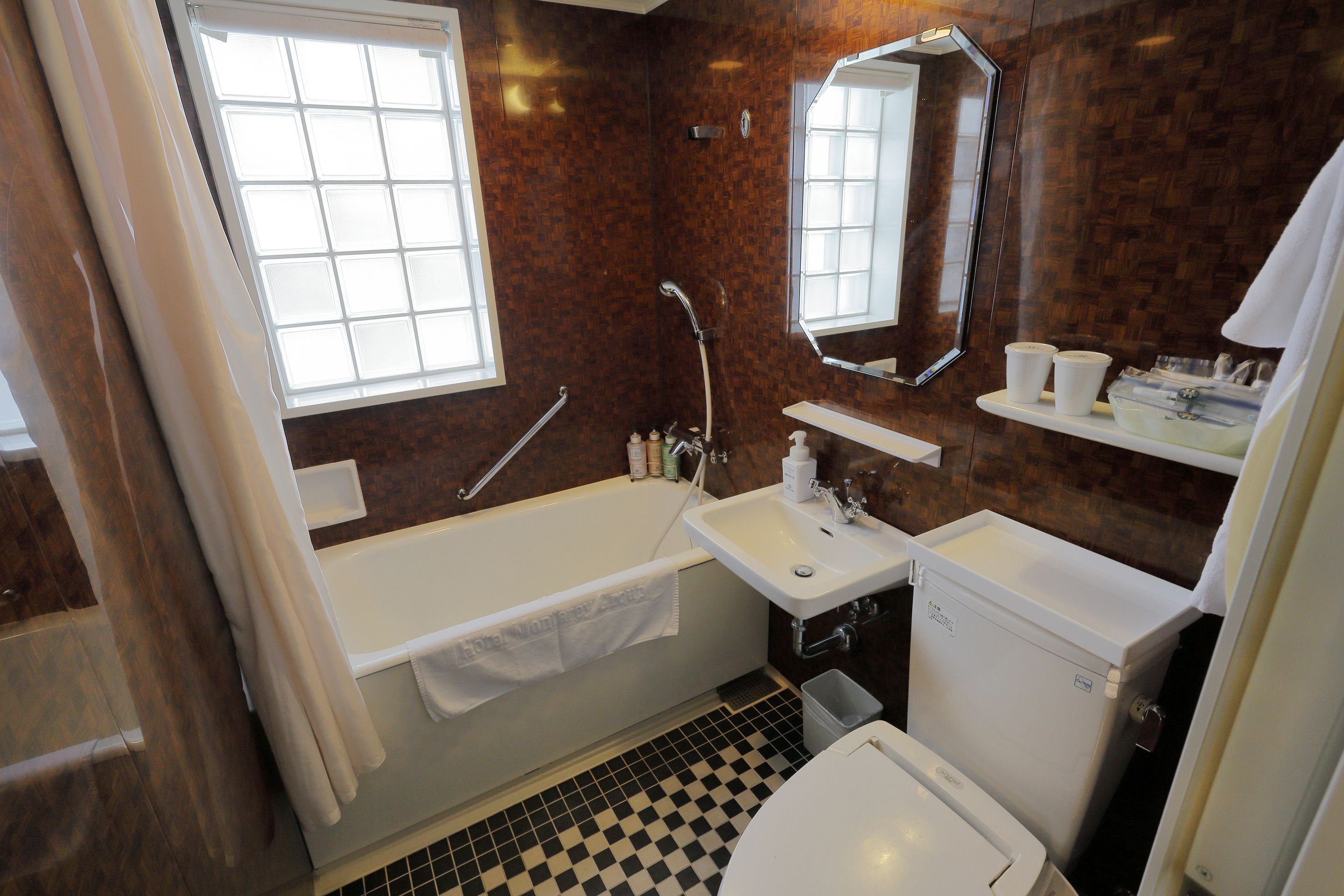 combined shower/bathtub, deep-soaking bathtub, free toiletries