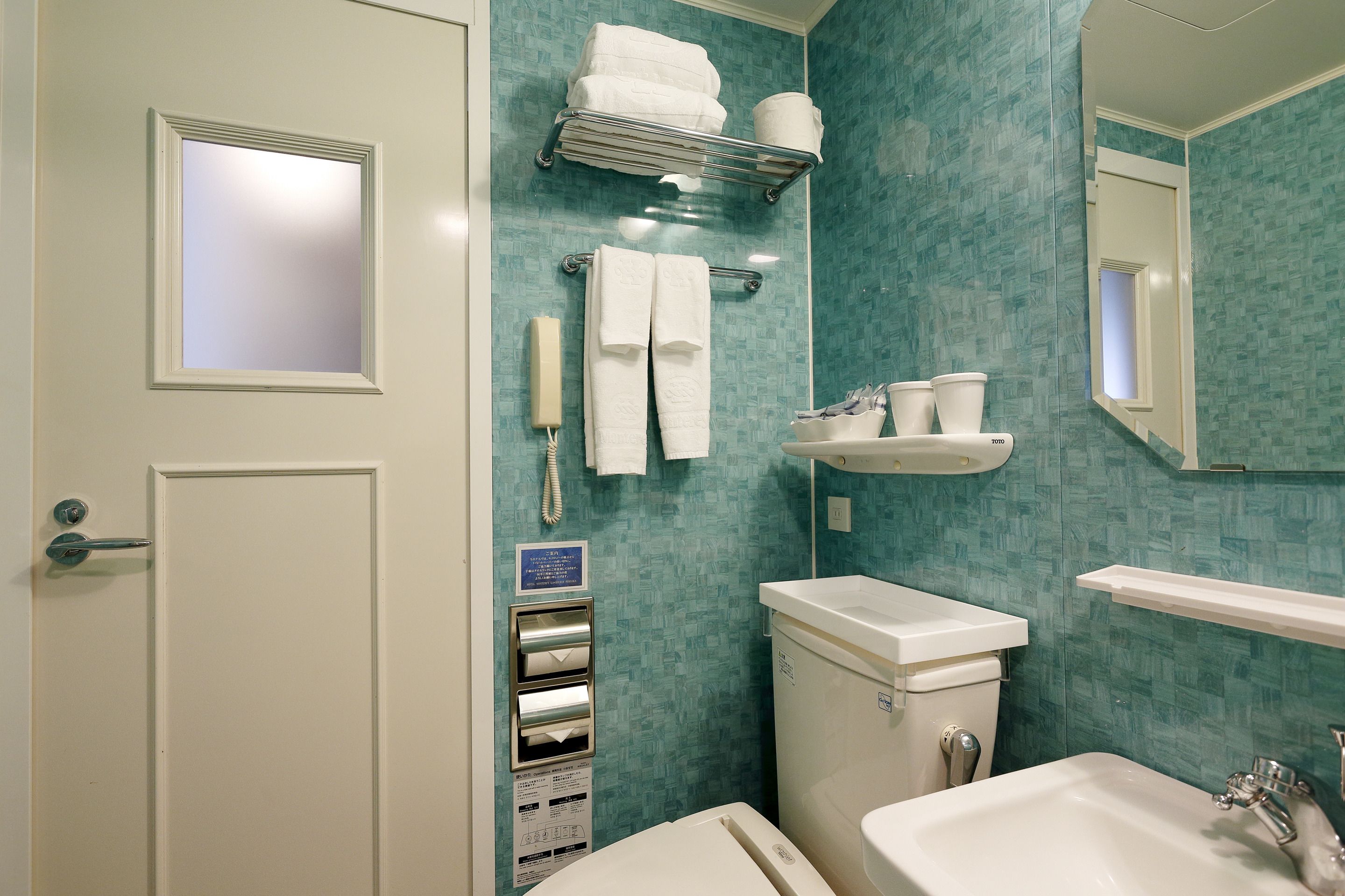 combined shower/bathtub, deep-soaking bathtub, free toiletries