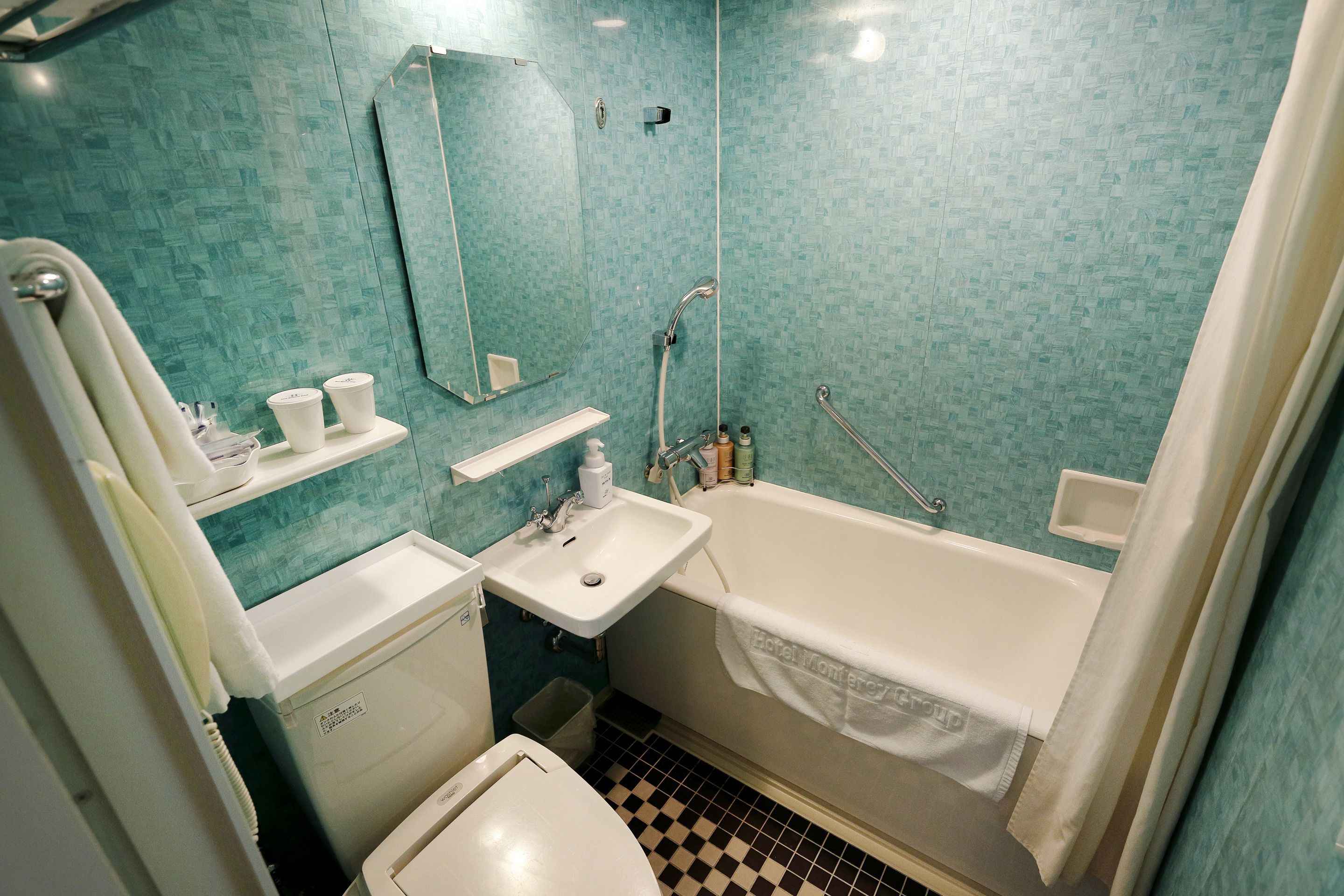 combined shower/bathtub, deep-soaking bathtub, free toiletries